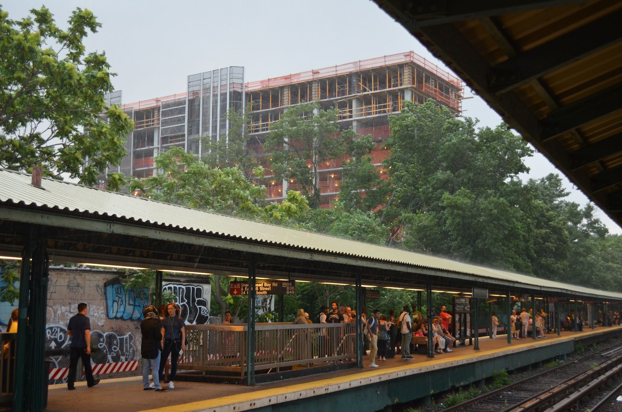 The 28-story residential tower, located at 1501 Voorhies Avenue, rises above the Sheepshead Bay subway platform. (Photo: Alex Ellefson / Sheepshead Bites)