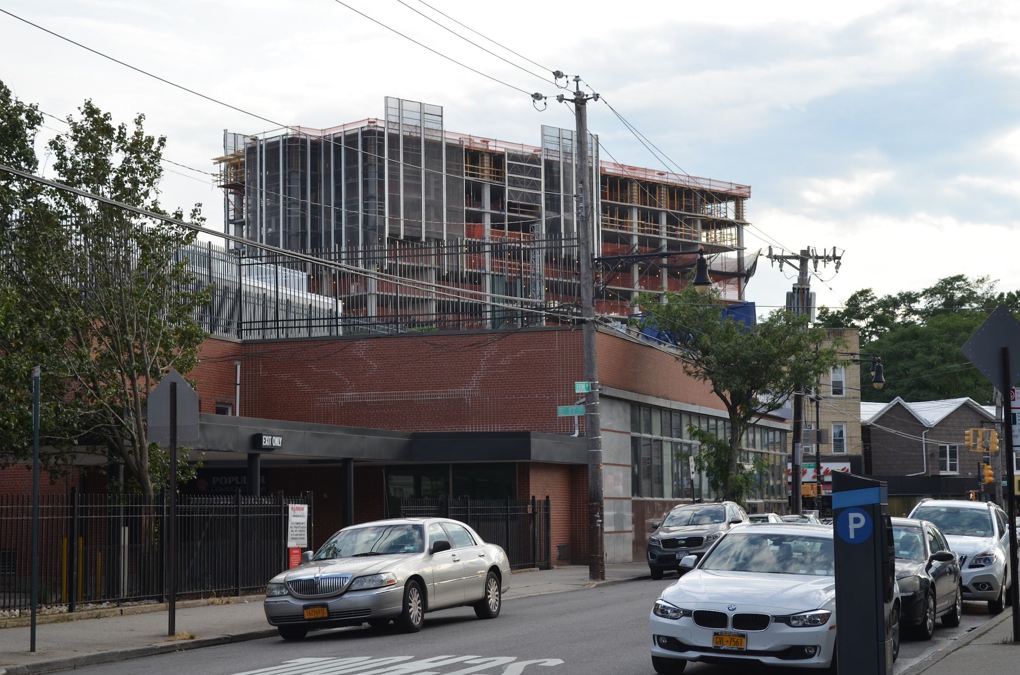 The 28-story residential tower seen from Jerome Avenue and East 17th Street. (Photo: Alex Ellefson / Sheepshead Bites)