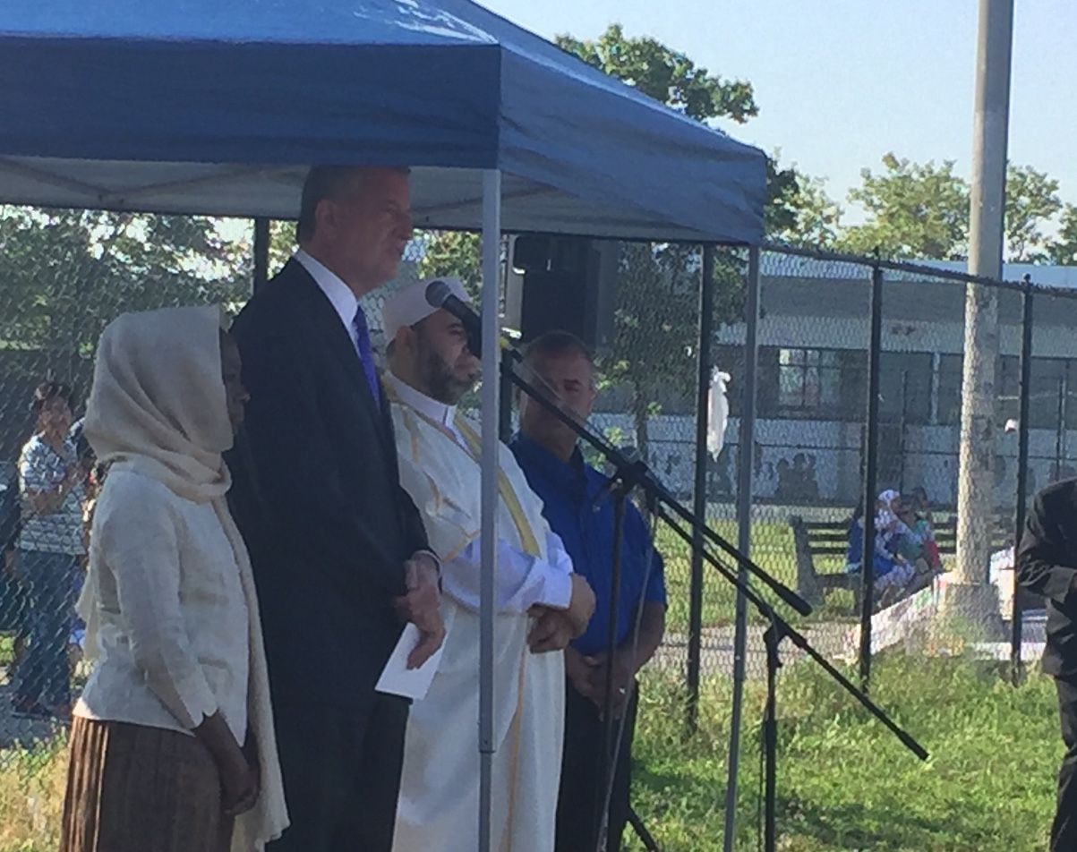 Mayor Bill de Blasio attends Eid prayer in Bensonhurst Park. (via Mayor's CAU/Twitter)