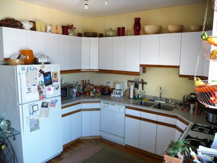 I love these kitchen panels. They make me feel at home. (Courtesy the feelings I have in my heart. Image via Zillow/Fidelity Management)