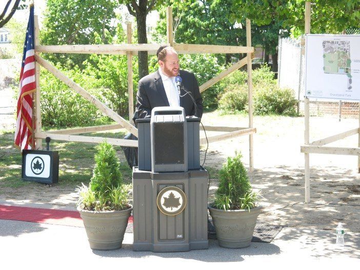 Greenfield announcing the renovations in 2015. (Photo courtesy Councilman David Greenfield)