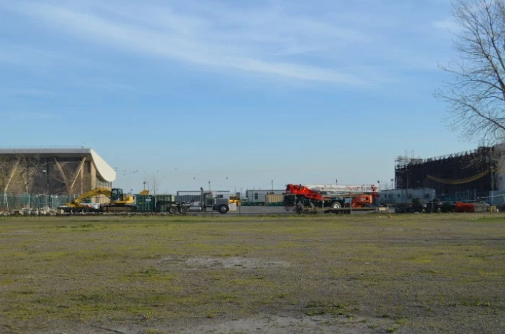 The site of a proposed nine-story residential building between the Abe Stark Skating Arena and the Child’s Restaurant. (Photo: Alex Ellefson / Sheepshead Bites)